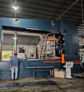 Metal head external spinning flanging forming machine