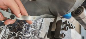 Metal spinning bottom cutting